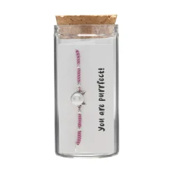 Gift box, armband in flesje, parel met kattenoortjes en roze stof