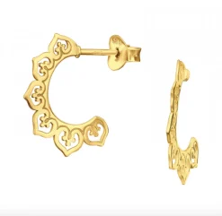 Gold plated oorstekers, opengewerkte halve cirkel met sierlijke harten