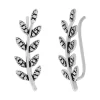 Zilveren ear climber, tak met blaadjes en geoxideerde details