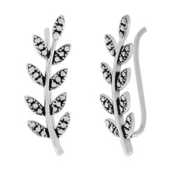 Zilveren ear climber, tak met blaadjes en geoxideerde details