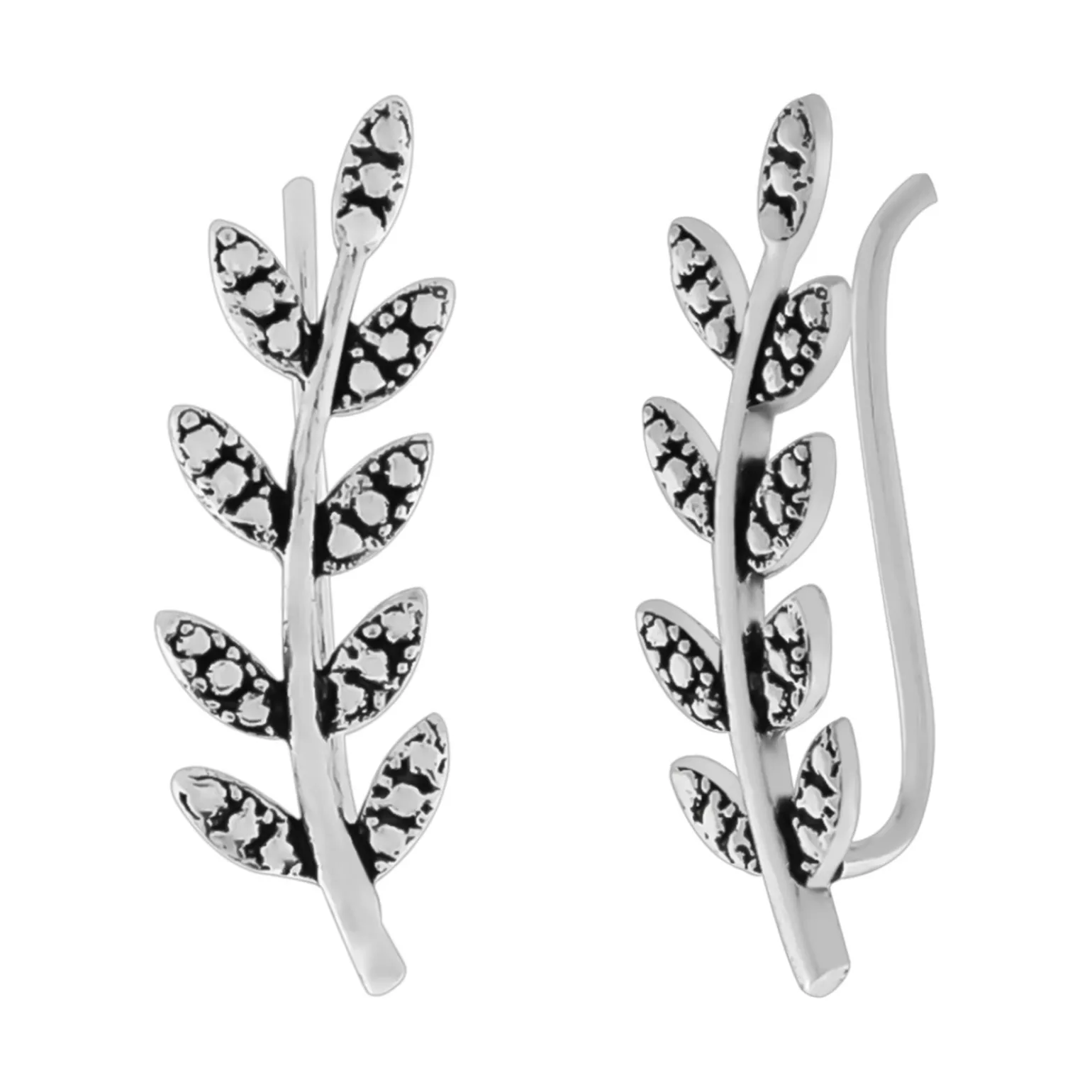 Zilveren ear climber, tak met blaadjes en geoxideerde details