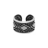 Zilveren ear cuff, bewerkte en geoxideerde brede band