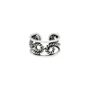 Zilveren ear cuff, gedraaid detail