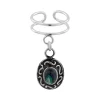 Zilveren ear cuff met hanger, bewerkte ovaal met onyx steen