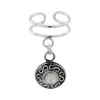 Zilveren ear cuff met hanger, bewerkte cirkel met maansteen