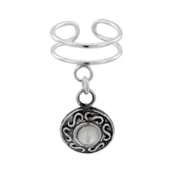 Zilveren ear cuff met hanger, bewerkte cirkel met maansteen