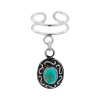 Zilveren ear cuff met hanger, bewerkte ovaal met turquoise steen