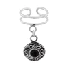 Zilveren ear cuff met hanger, bewerkte cirkel met onyx steen