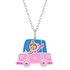 Zilveren ketting, beer met sjaal in roze auto