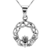 Zilveren ketting met hanger, gevlochten cirkel met handen met hart