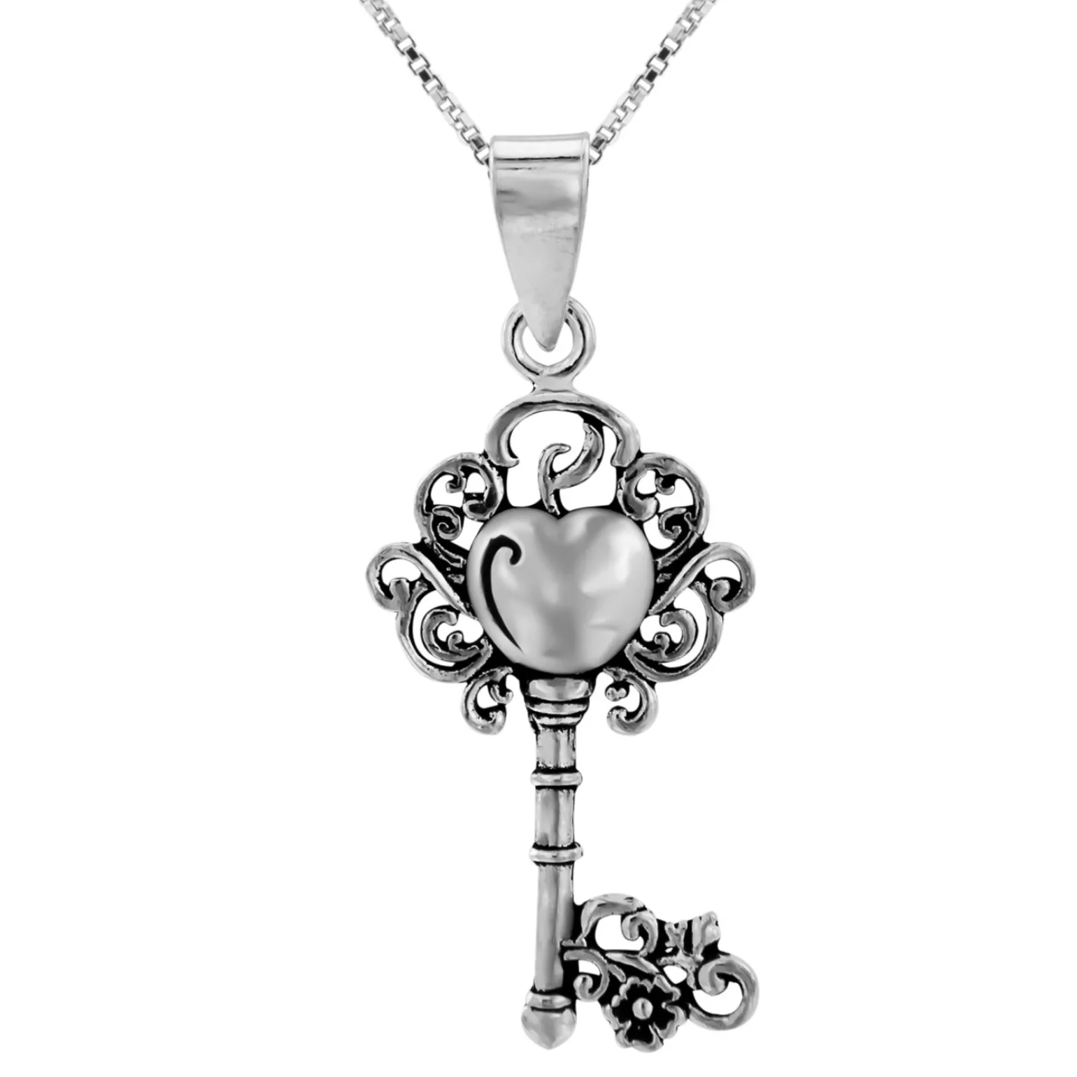 Zilveren ketting met hanger, sierlijk bewerkte sleutel met hart