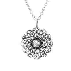 Zilveren ketting met rijk bewerkte hanger met kristal