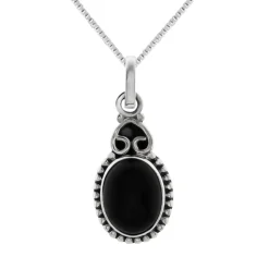 Zilveren ketting, ovale onyx steen met sierlijk omgekeerd hart