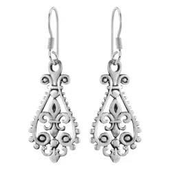 Zilveren oorhangers, opengewerkt met sierlijke details en fleur de lis