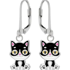 Zilveren oorhangers, zittende zwart-witte kat
