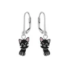 Zilveren oorhangers, zwarte kat