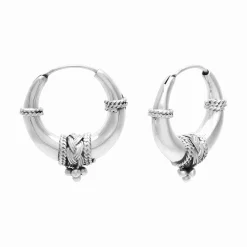Zilveren oorringen, Bali hoops met punt, versierd met kettinkjes, bolletjes en gevlochten bandjes