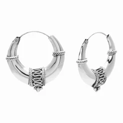 Zilveren oorringen, brede Bali hoops met punt, versierd met spiraaltjes, kettinkjes en bolletjes
