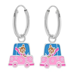 Zilveren oorringen met hanger, beer met sjaal in roze auto