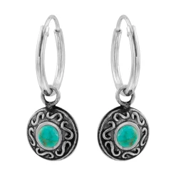 Zilveren oorringen met hanger, bewerkte cirkel met turquoise steen