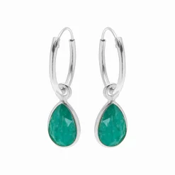 Zilveren oorringen met hanger, druppelvormige smaragd (emerald)