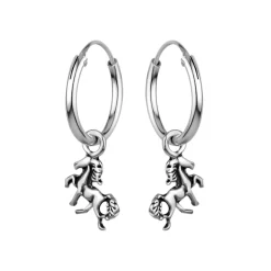Zilveren oorringen met hanger, paard
