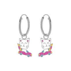 Zilveren oorringen met hanger, witte kat in auto