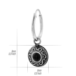 Zilveren oorringen met hanger, bewerkte cirkel met onyx steen