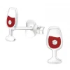 Zilveren oorstekers, wijnglas met rode wijn en kristal