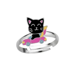 Zilveren ring, zwarte kat in auto