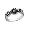 Zilveren teenring, bloem en knopen