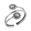 Zilveren teenring, drie banden en bloemetjes