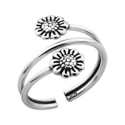 Zilveren teenring, drie banden en bloemetjes