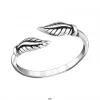 Zilveren teenring met bladeren
